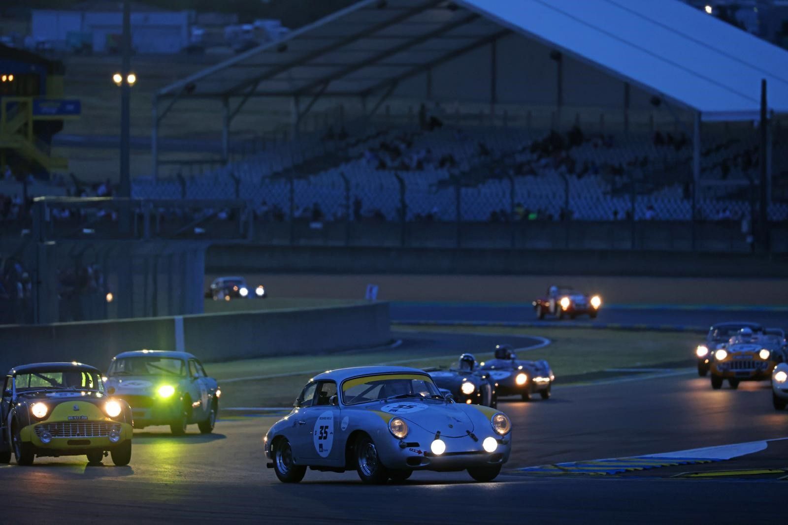 un champs de course automobile de nuit