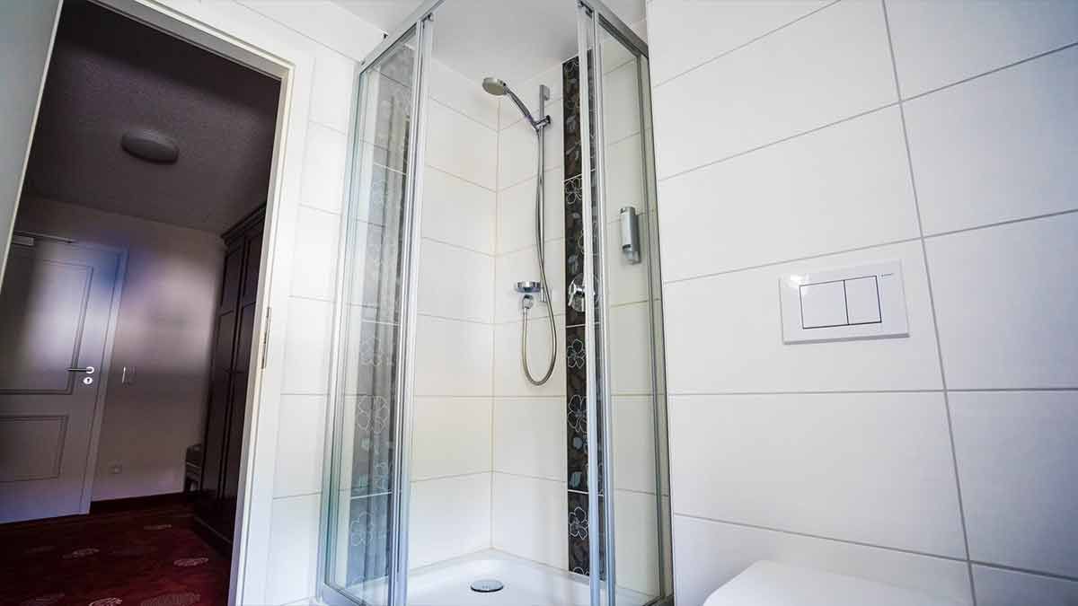 Ein Badezimmer mit Toilette und Duschkabine.