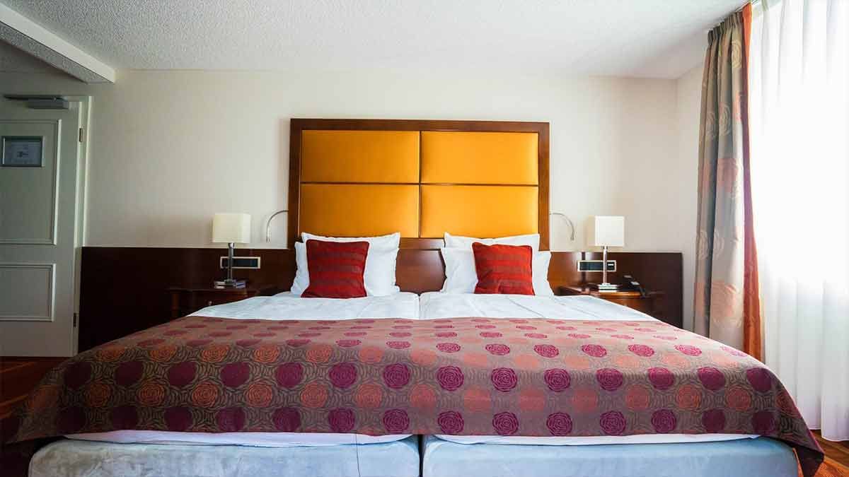 Ein Hotelzimmer mit einem großen Bett und einem Fenster.