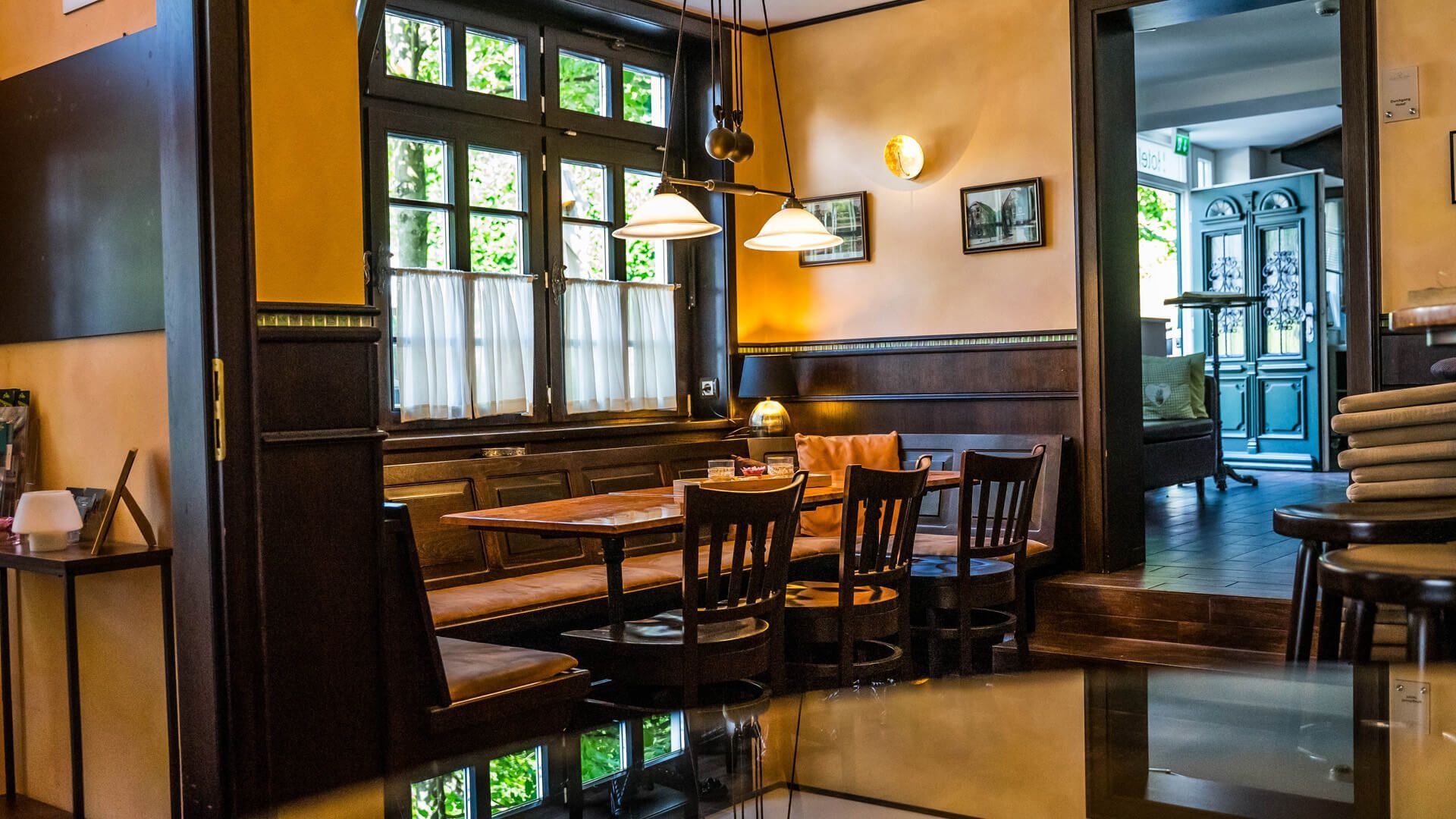 Ein Restaurant mit Tischen und Stühlen und einem großen Fenster