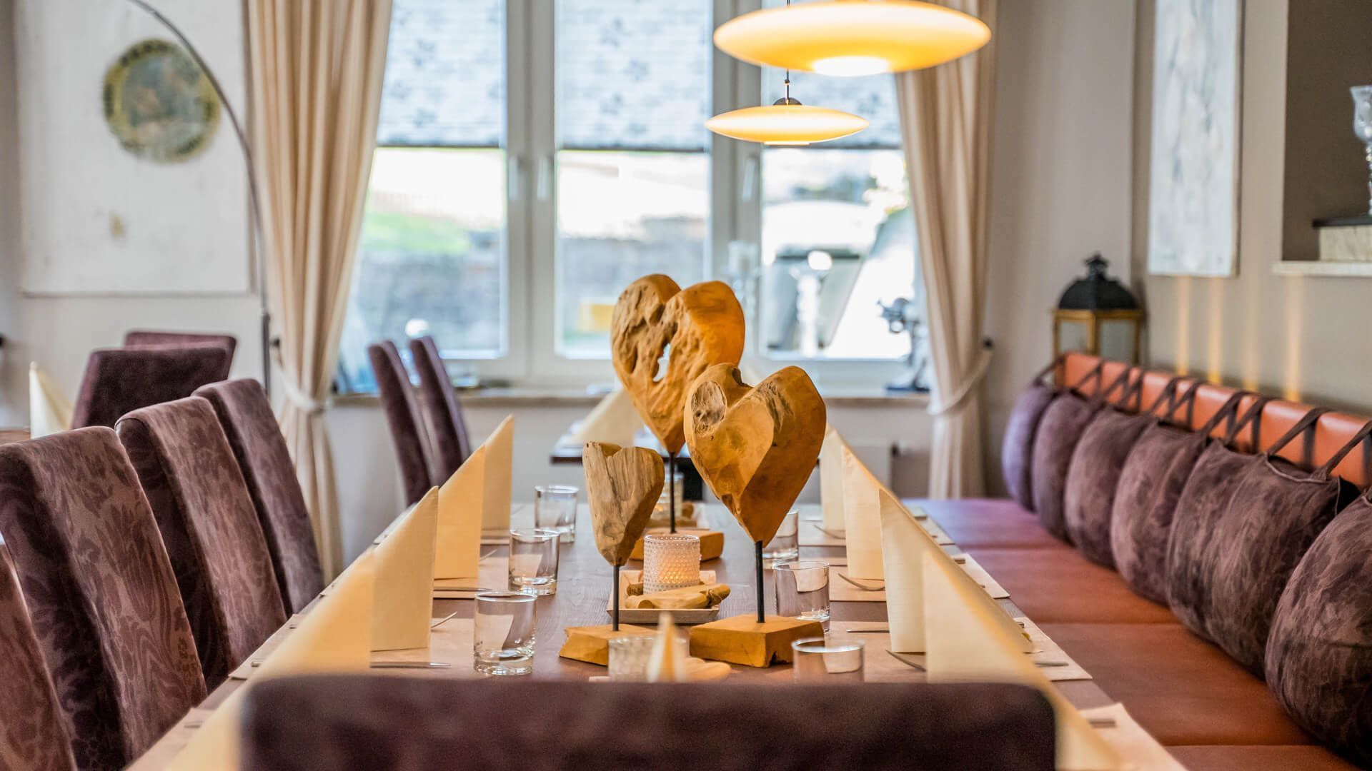 Ein langer Esstisch mit einer Statue darauf in einem Restaurant.