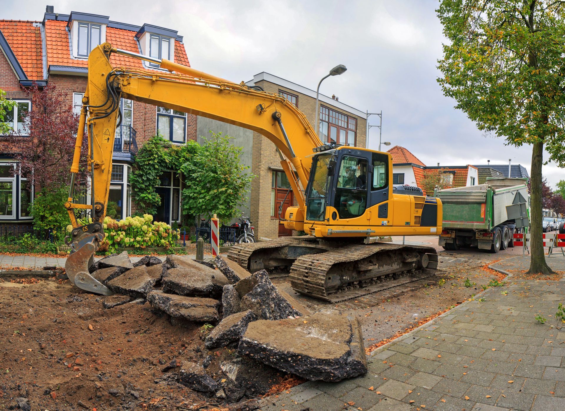 Travaux d'assainissement en zone résidentielle : enlèvement préparatoire du trottoir