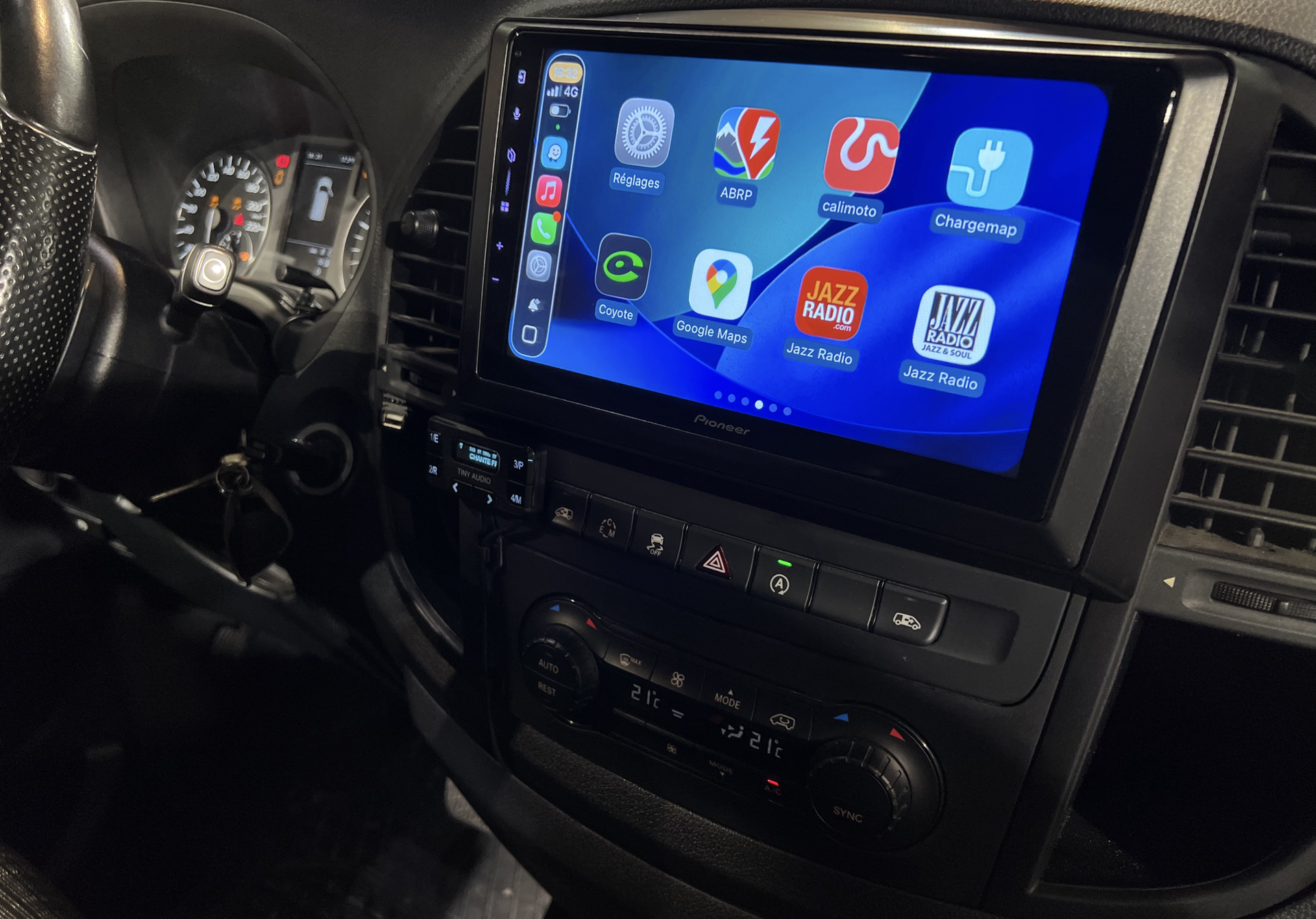 Autoradio multimédia Pioneer dans un véhicule