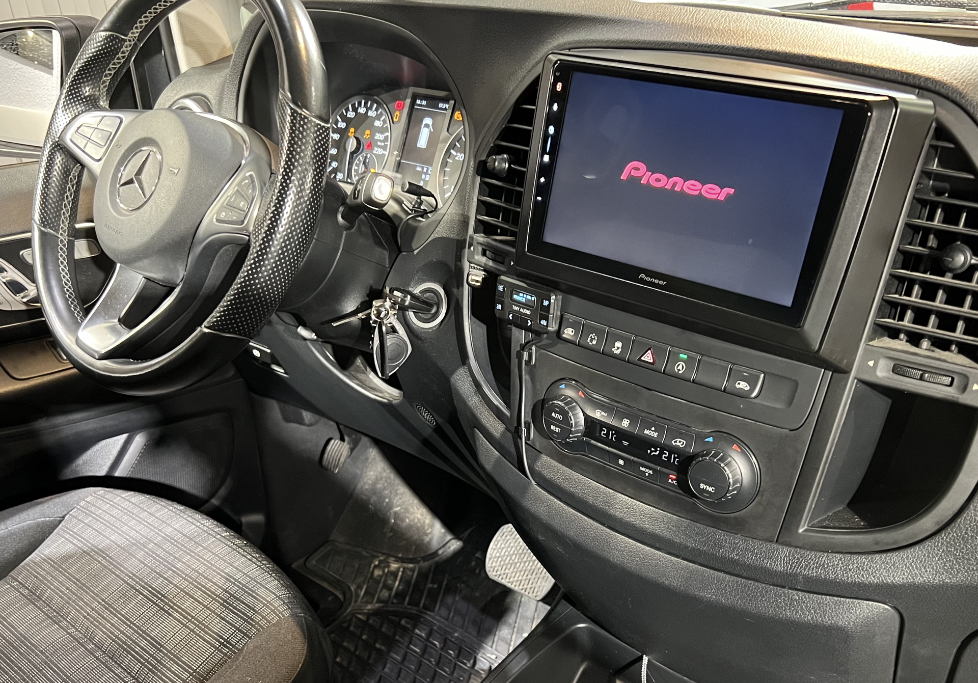 Autoradio multimédia Pioneer dans une Mercedes