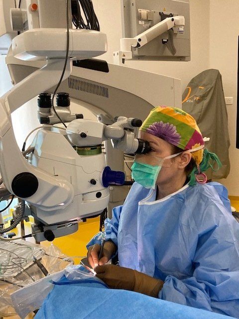 Salle d'opération avec opération des yeux