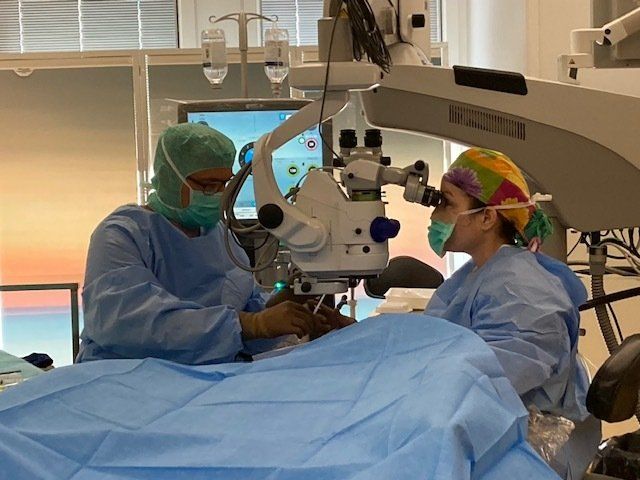 Le Dr et son assistante dans la salle d'opération