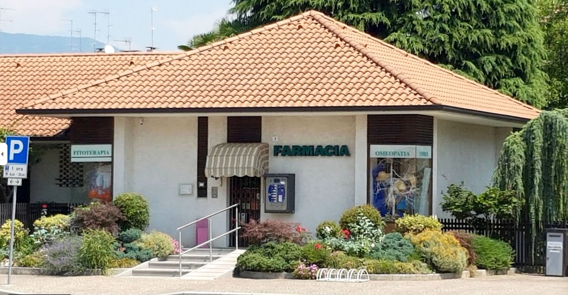 Farmacista in camice bianco, con in mano un blocco per appunti, ispeziona gli scaffali di una farmacia.
