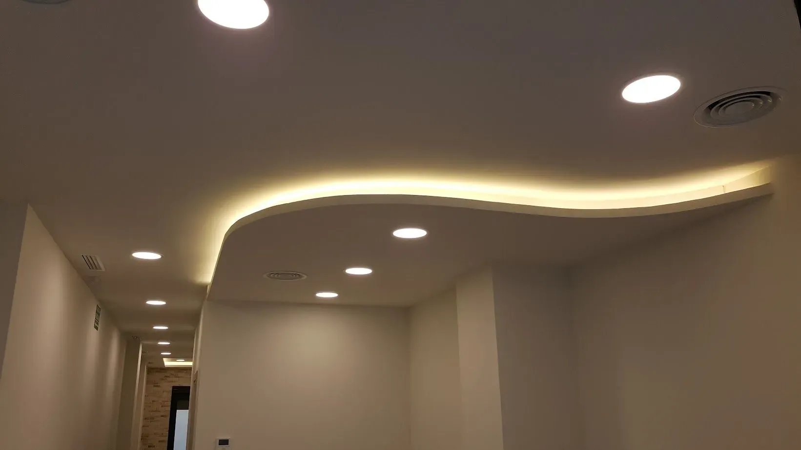 Un pasillo con un techo curvo y muchas luces.