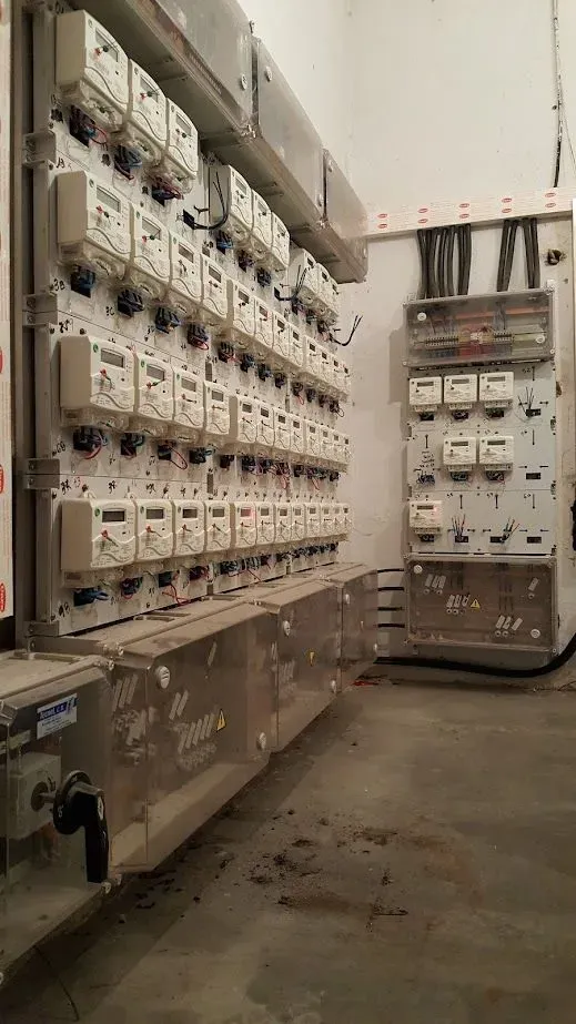 Una habitación con muchos paneles eléctricos en la pared.