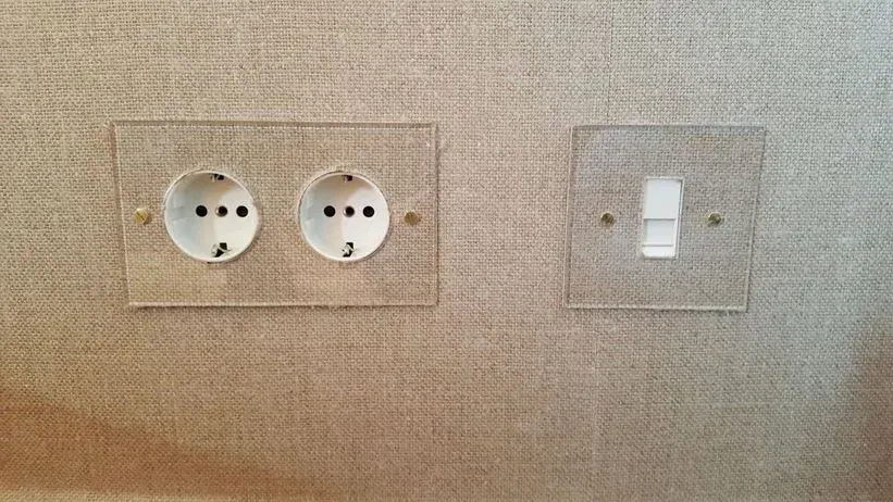 Hay dos enchufes eléctricos y un interruptor de luz en la pared.