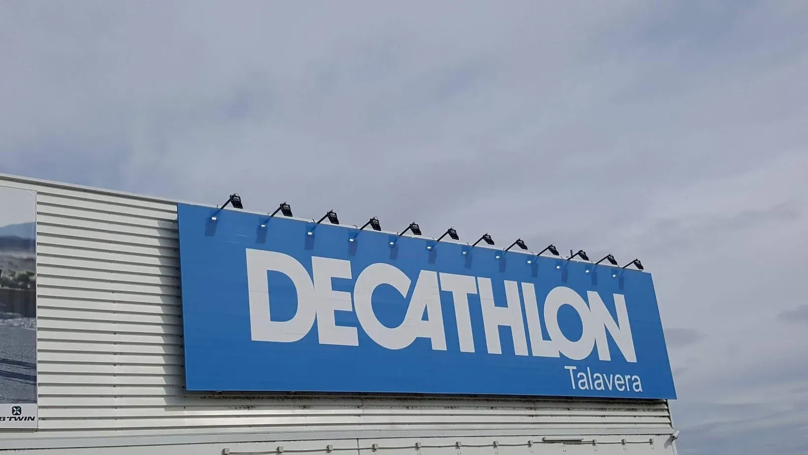 Un cartel azul y blanco de Decathlon en la parte superior de un edificio.