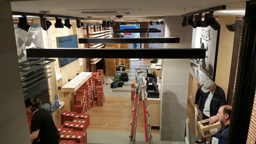 Un grupo de personas está trabajando en una tienda.