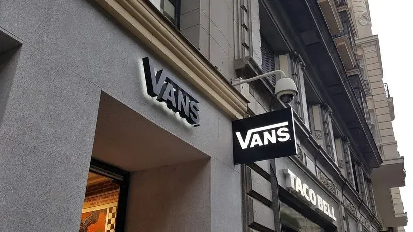 Una tienda de furgonetas está ubicada en el lateral de un edificio.