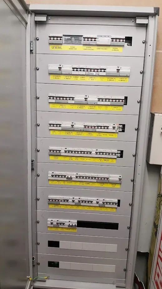 Una caja eléctrica grande con mucho equipo eléctrico dentro.