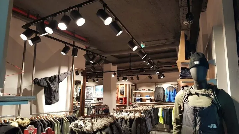 Un maniquí está de pie en una tienda de ropa.