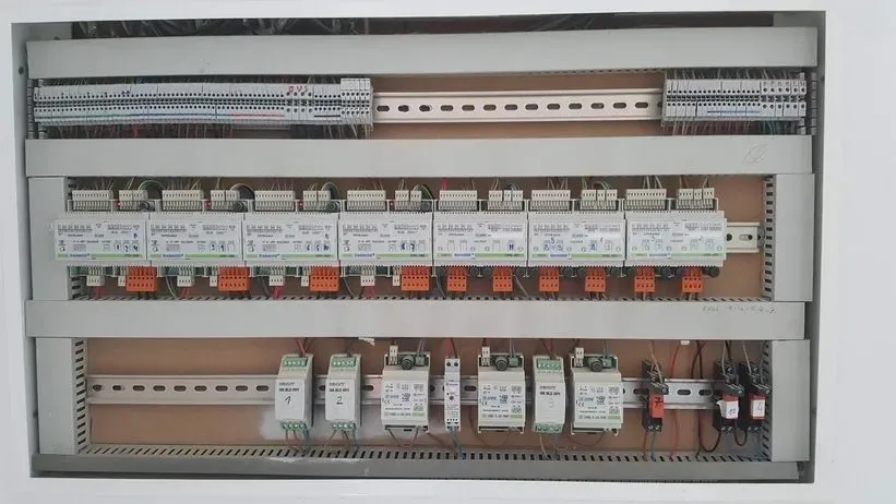Una imagen de un panel eléctrico con muchos cables saliendo de él.