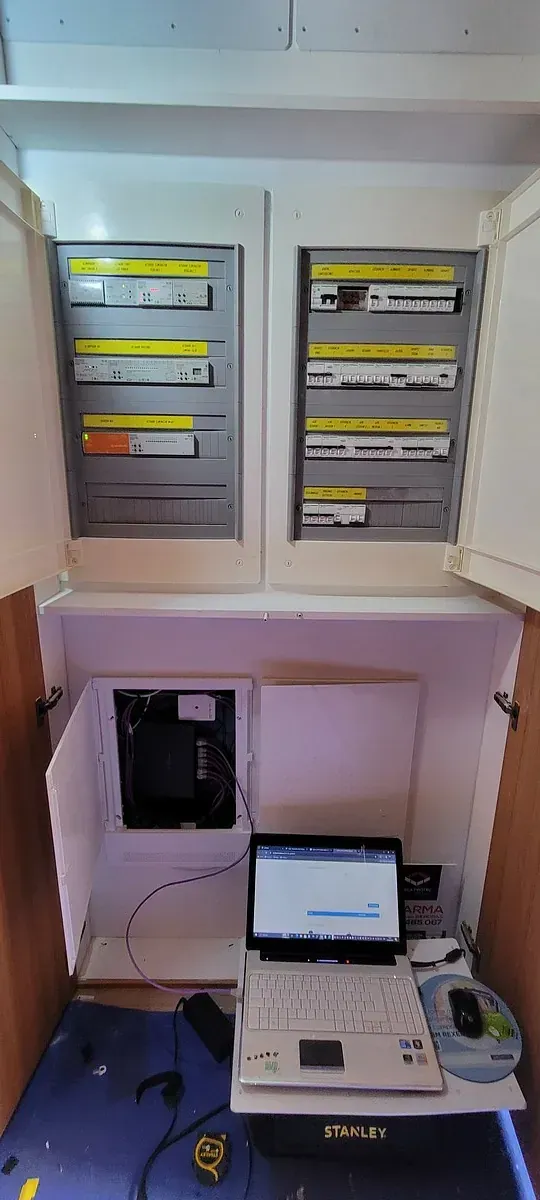 Una computadora portátil está sobre un escritorio en un armario.