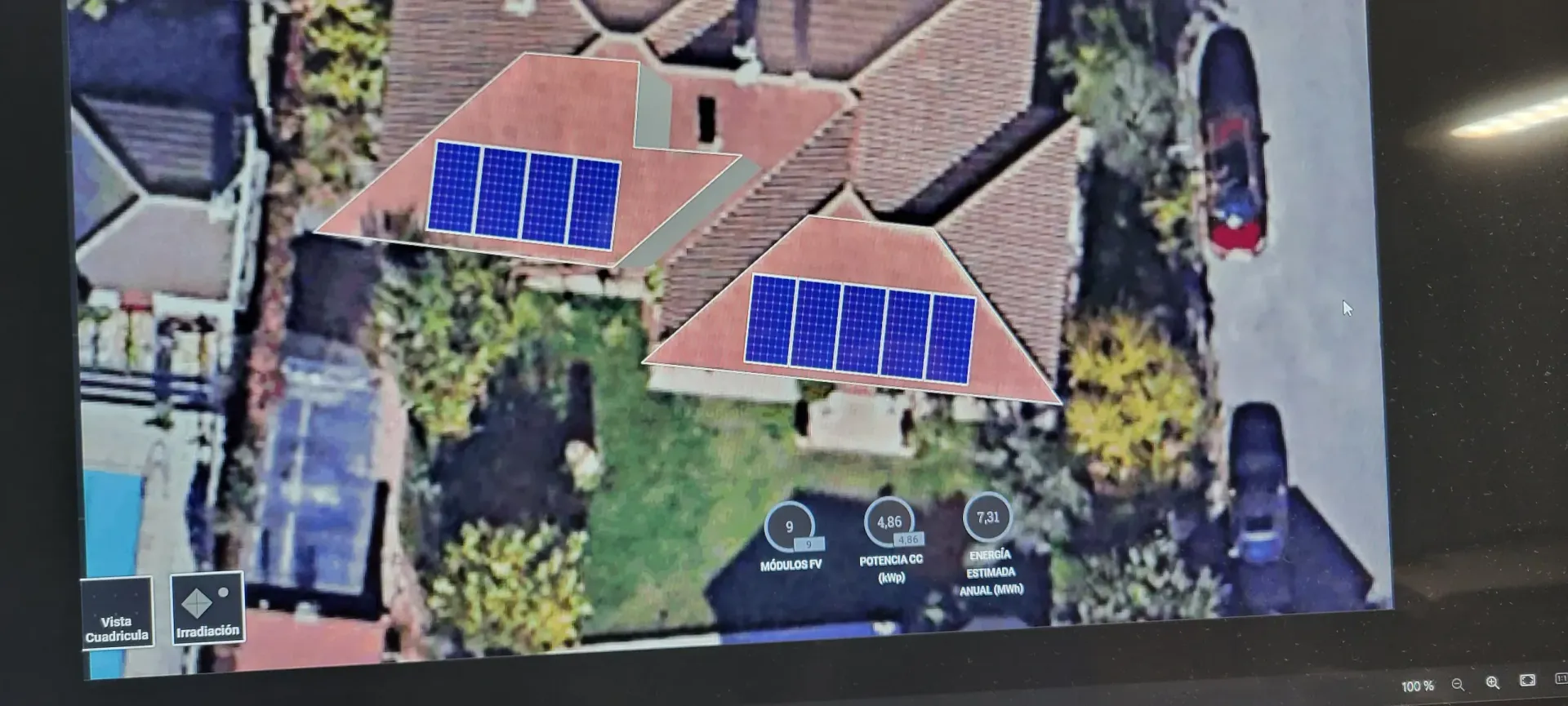 Una vista aérea de una casa con paneles solares en el techo.