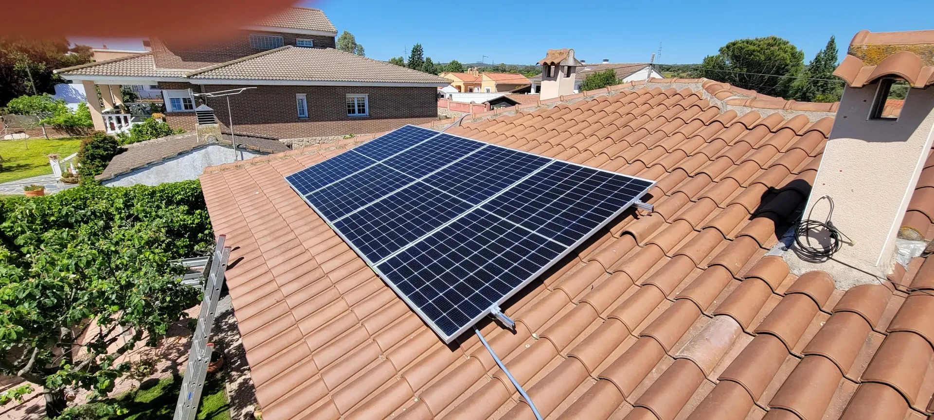 Un techo con muchos paneles solares.