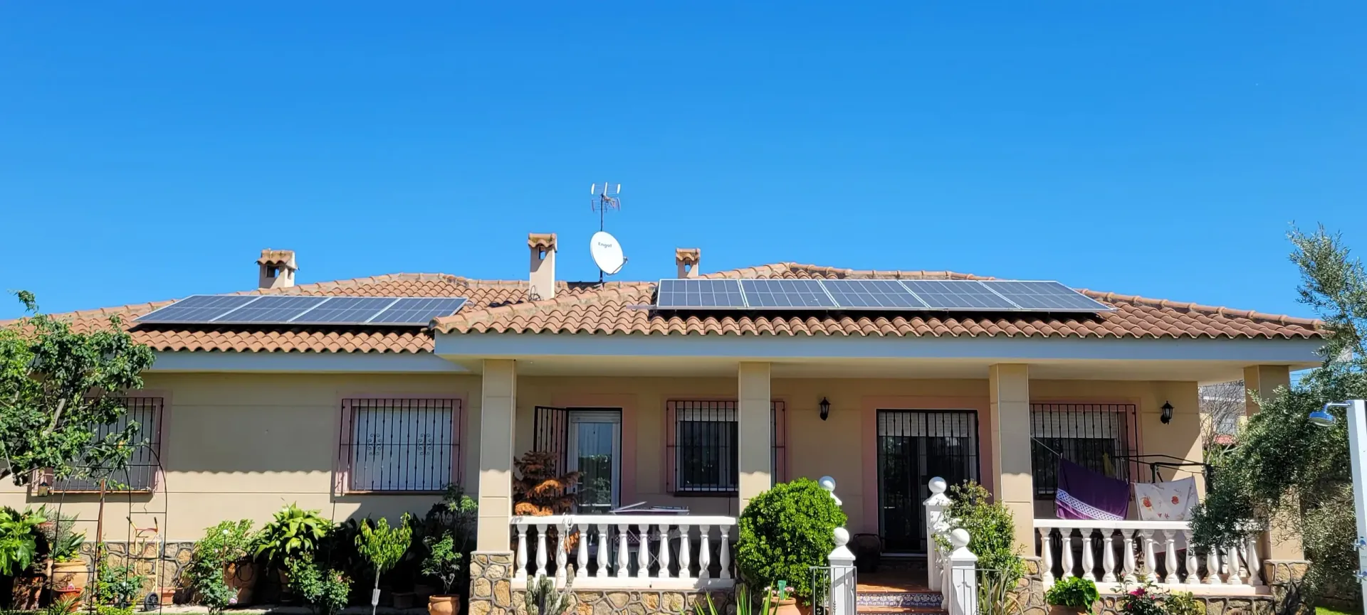Una casa con paneles solares en el techo