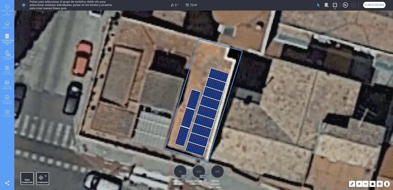 Una vista aérea de un edificio con paneles solares en el techo.