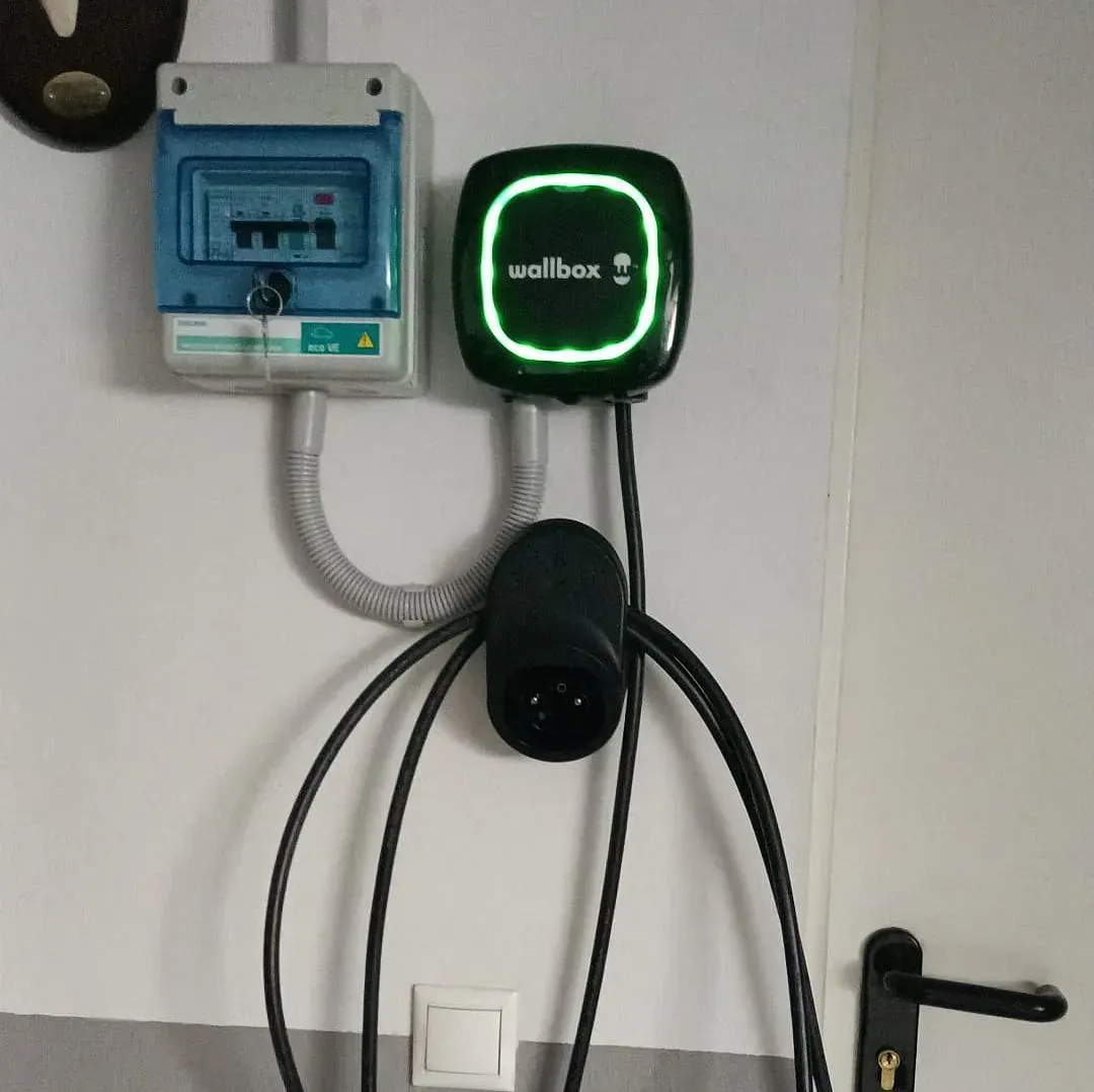 Un dispositivo Wallbox está colgado en una pared blanca