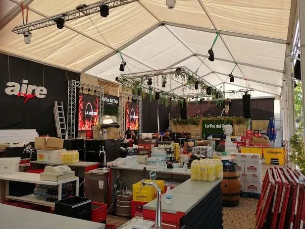 Una gran carpa con la palabra aire en ella