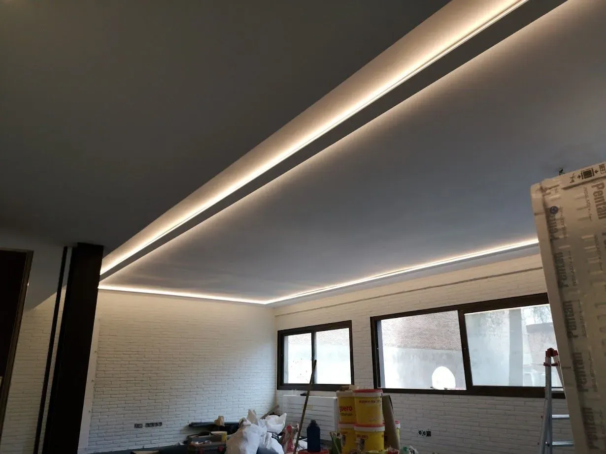 Una habitación con un techo que tiene muchas luces.