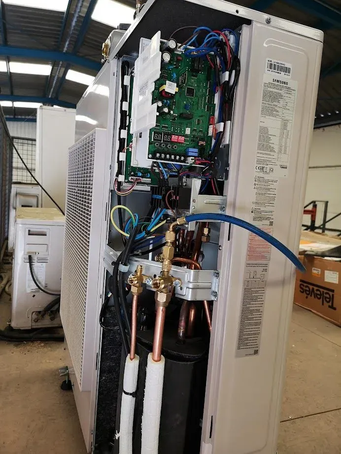 El interior de un refrigerador con muchos cables saliendo de él.