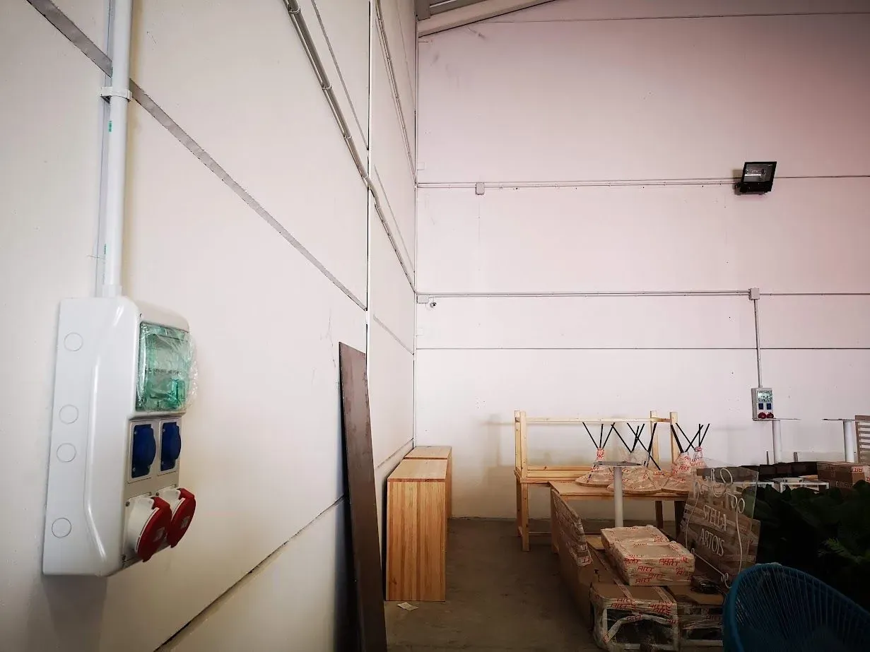 Un almacén con algunas mesas y una luz en la pared.