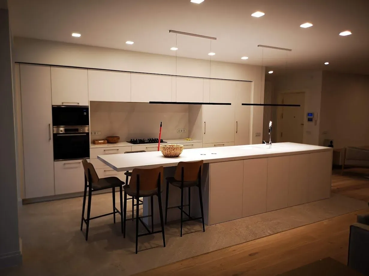 Hay una gran isla en el medio de la cocina.