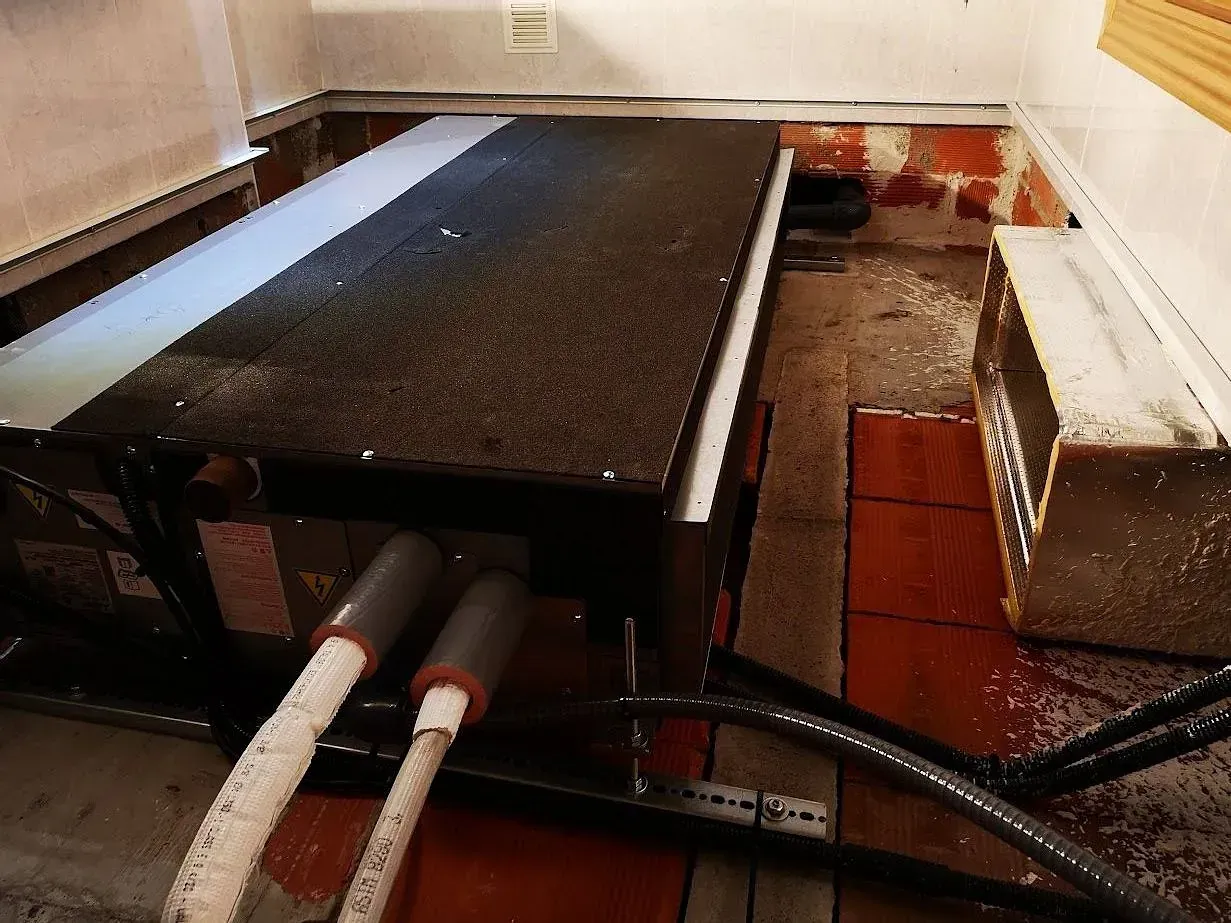 Un montón de tuberías están tiradas en el suelo de una habitación.