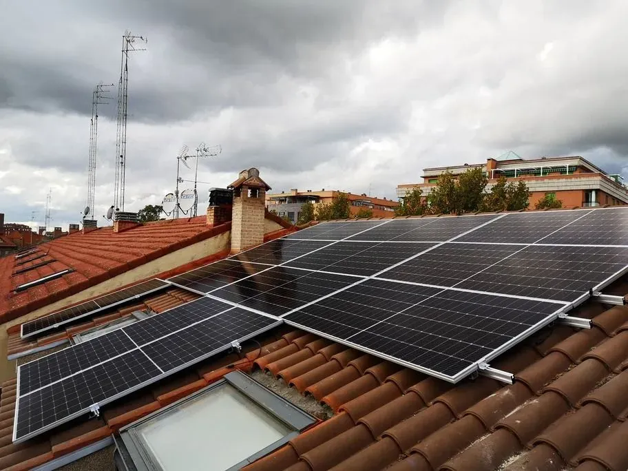 Un techo con muchos paneles solares.