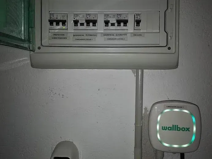 Una caja de pared está conectada a una caja eléctrica en una pared.