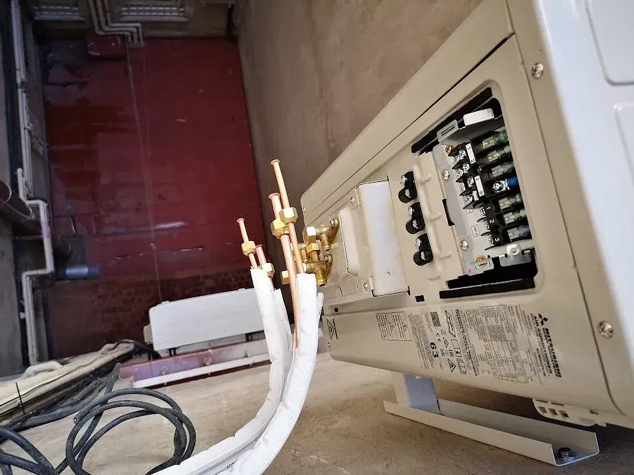 Un primer plano de una computadora con un montón de cables saliendo de ella.