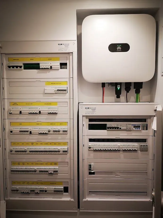 Una caja eléctrica blanca con un panel solar encima.