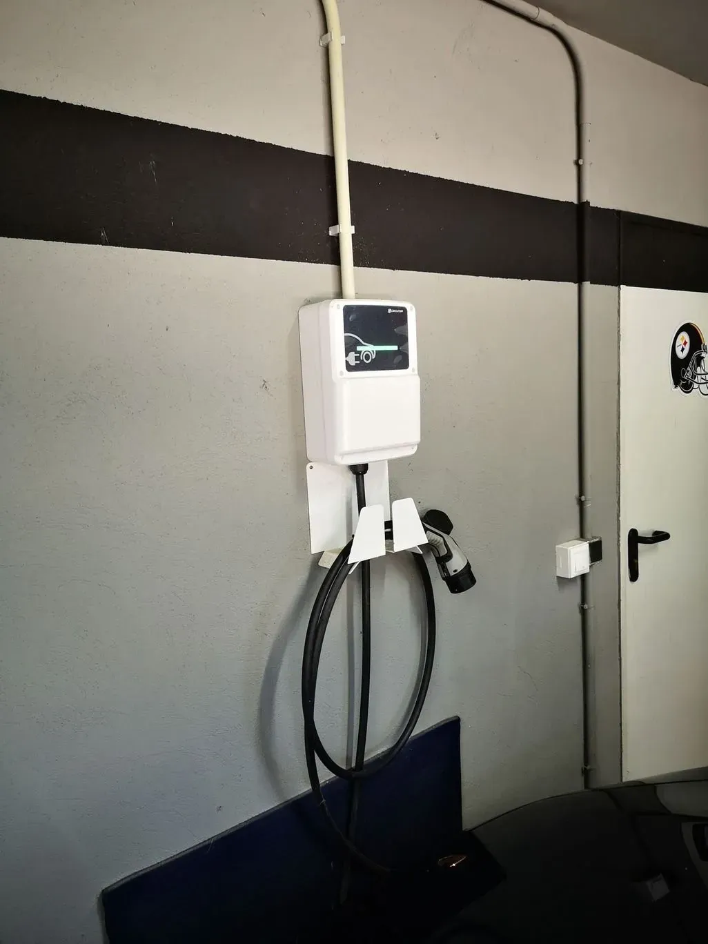 Una caja blanca con un cordón negro atado a ella