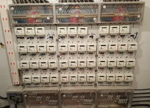 Hay muchas cajas eléctricas en la pared.