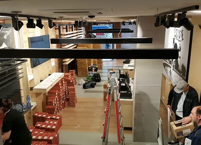 Un grupo de personas está trabajando en una tienda.