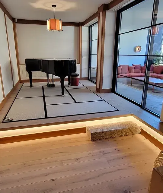 Hay un piano en el medio de la habitación.