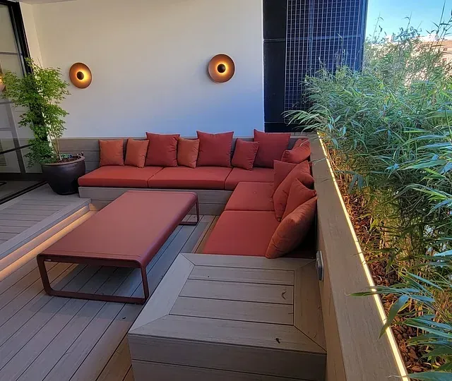 Un balcón con un sofá y una mesa de café.