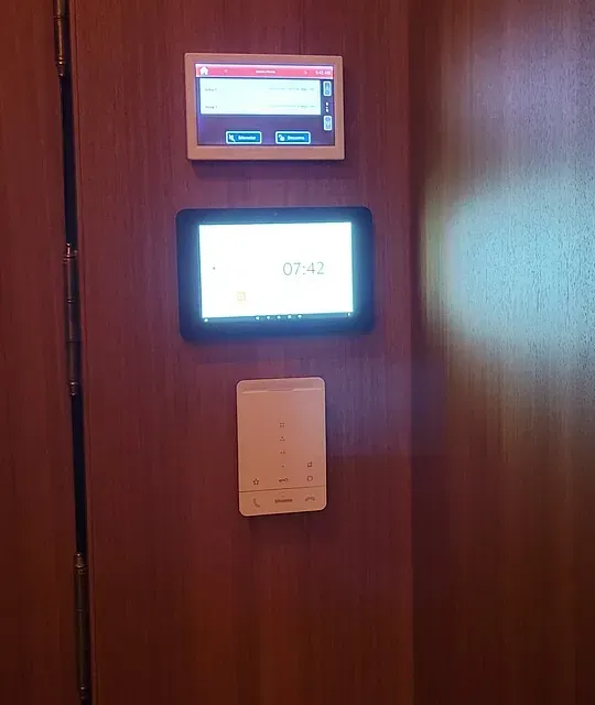 Una puerta de madera con un termostato y una tableta encima.