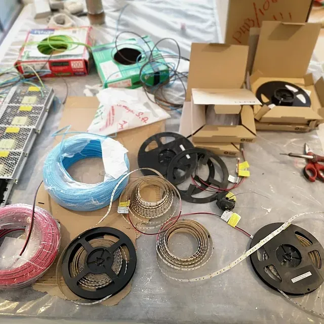 Un montón de carretes de cables y cinta sobre una mesa