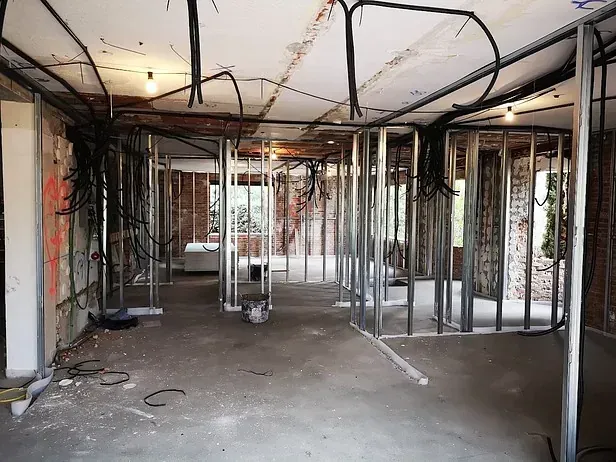 Una habitación vacía con muchos cables colgando del techo.