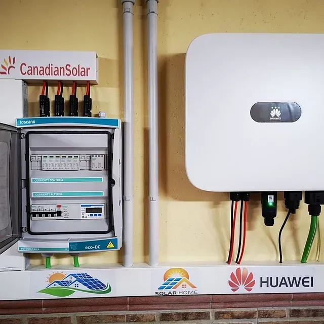 Una caja solar canadiense está al lado de una caja Huawei.