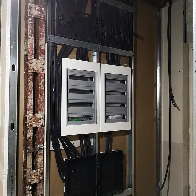 Una pared con un montón de cables saliendo de ella