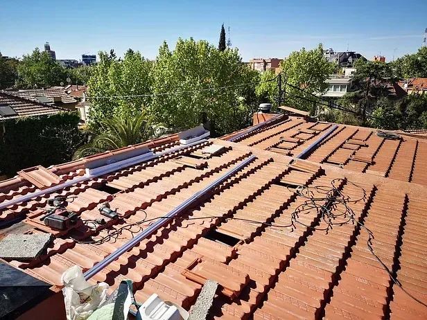 Un techo con muchos ladrillos encima