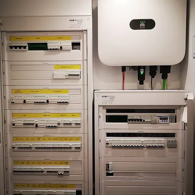 Un panel eléctrico blanco con un panel solar encima.