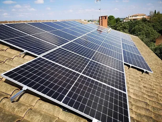 Un techo con muchos paneles solares.