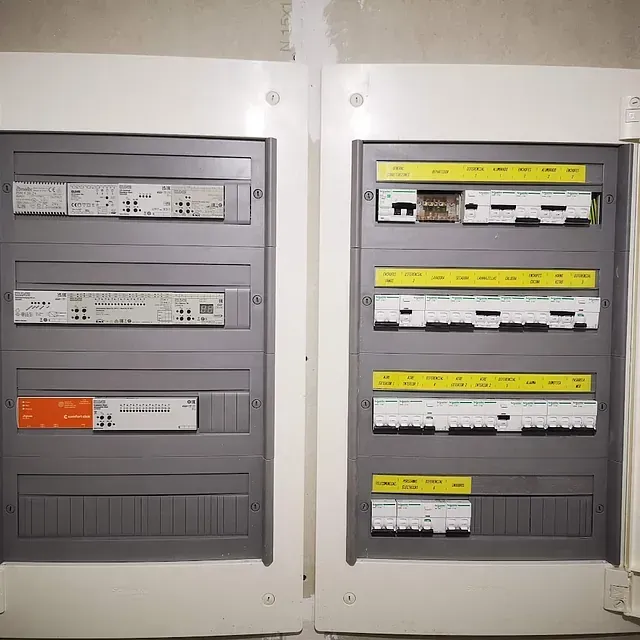 Dos cajas eléctricas están una al lado de la otra en una pared.